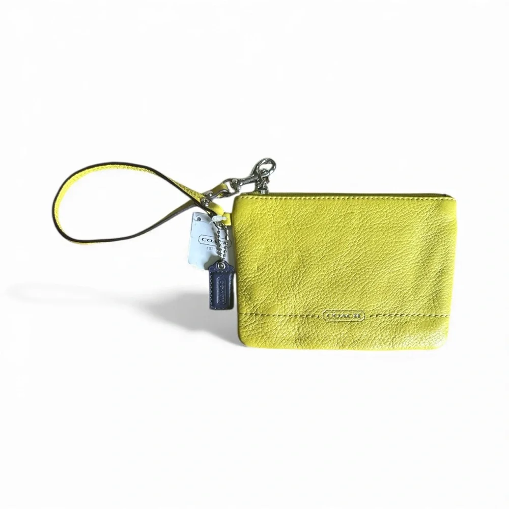 ✨ NWT Coach Chartreuse Pebbled Leather Wristlet w/ Purple Hangtag | MSRP $68 ✨ - Picture 4 of 5